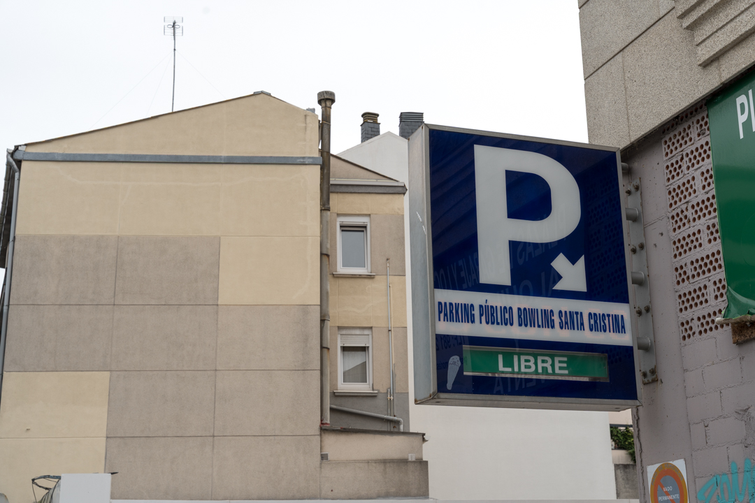 Busca el cartel al pasar la entrada